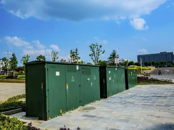 在我們的電力系統(tǒng)中又這樣一種配電柜，叫做高壓配電柜。高壓配電柜在我們的電力行業(yè)中是使用比較重要的一種電力設備。